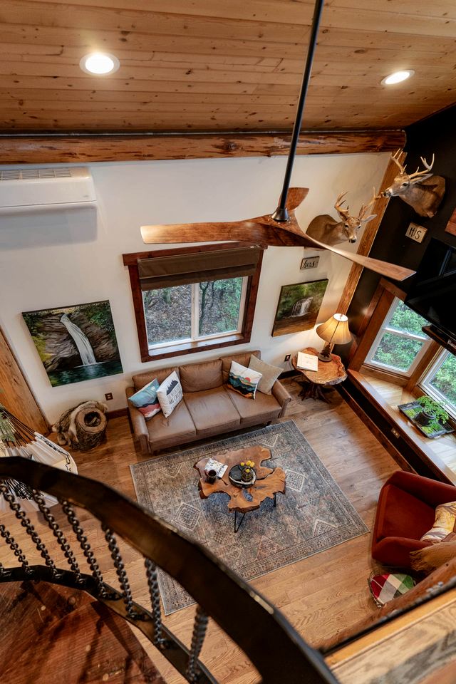 Secluded Delight: Unplug and Reconnect in a Special House in Lake Toxaway's Woods