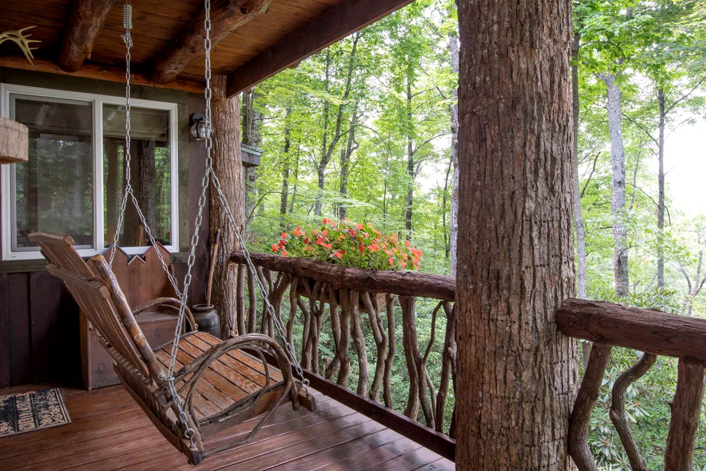 Secluded Delight: Unplug and Reconnect in a Special House in Lake Toxaway's Woods