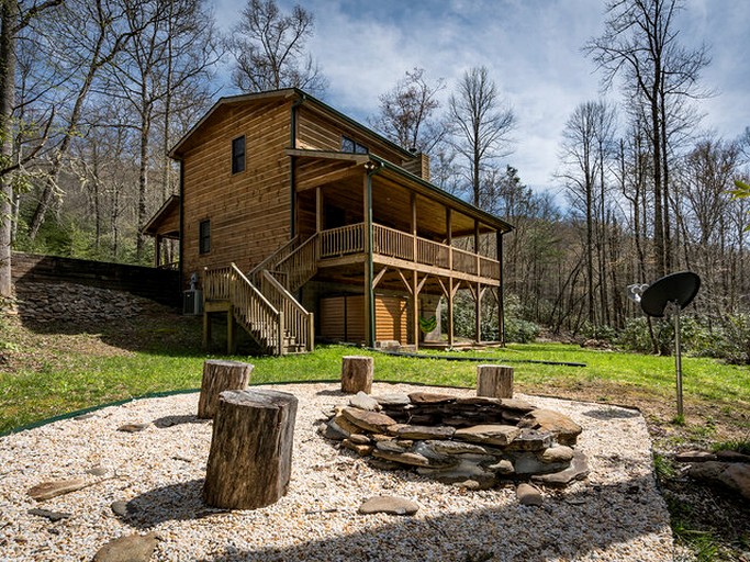 Secluded Family Retreat in Log Cabin with Hammock and Fire Pit in Topton, North Carolina
