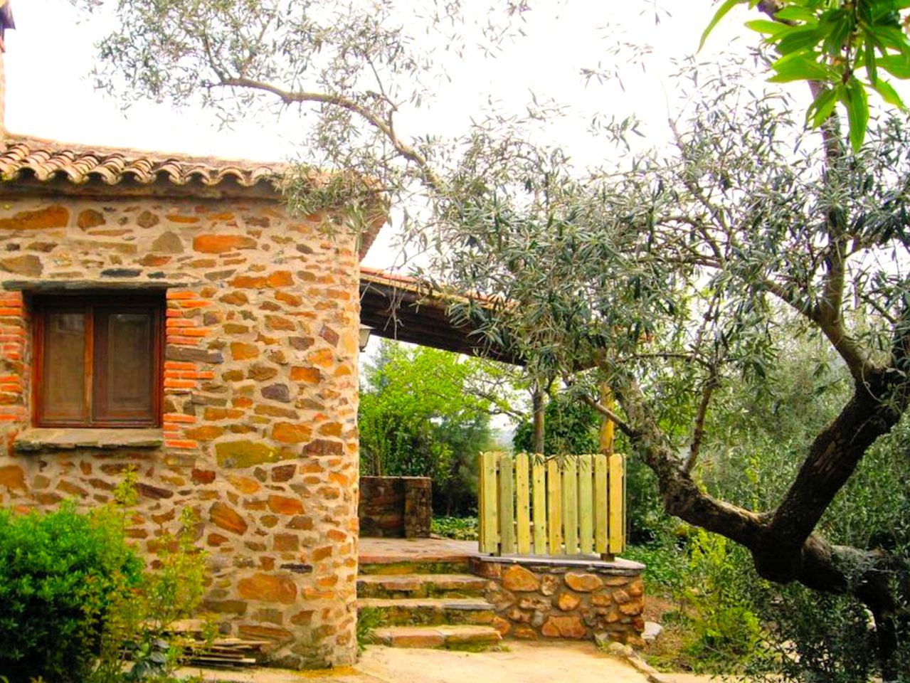 Secluded Getaway for Two in Rustic Studio Rental in Extremadura, Spain