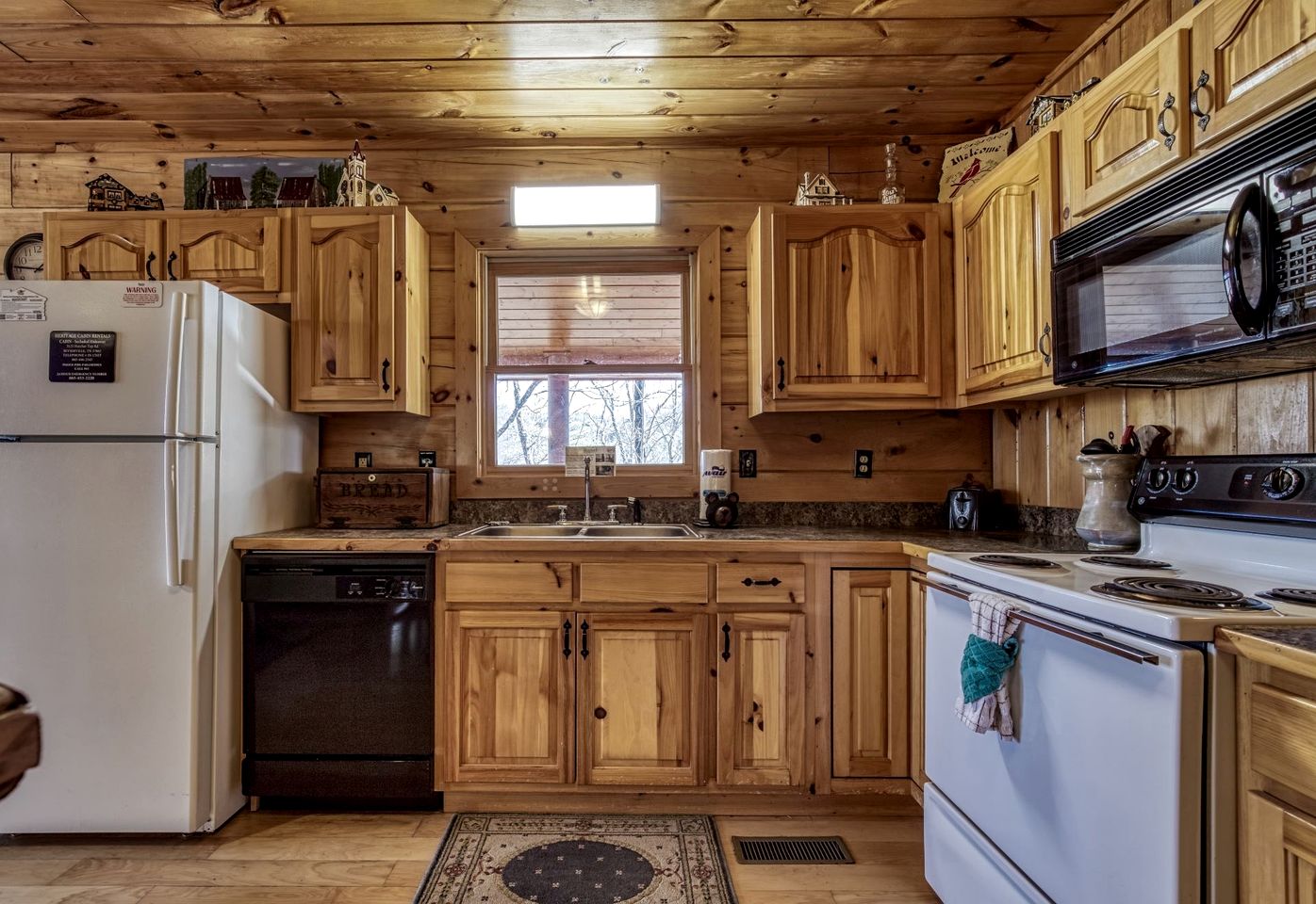 Secluded Rustic Cabin with Jacuzzi in Sevierville, Tennessee