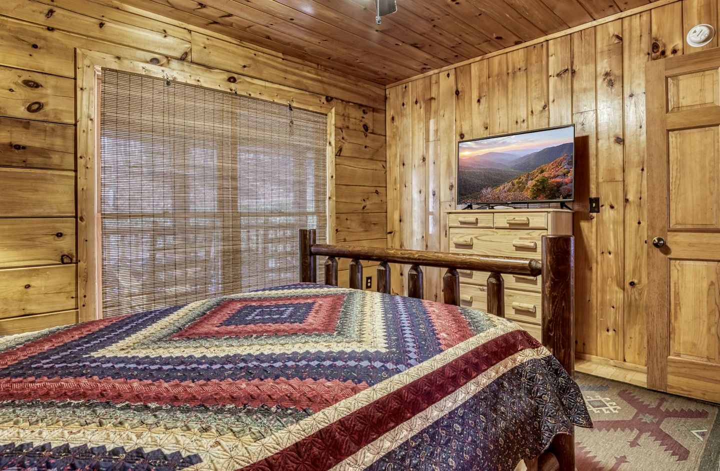 Secluded Rustic Cabin with Jacuzzi in Sevierville, Tennessee