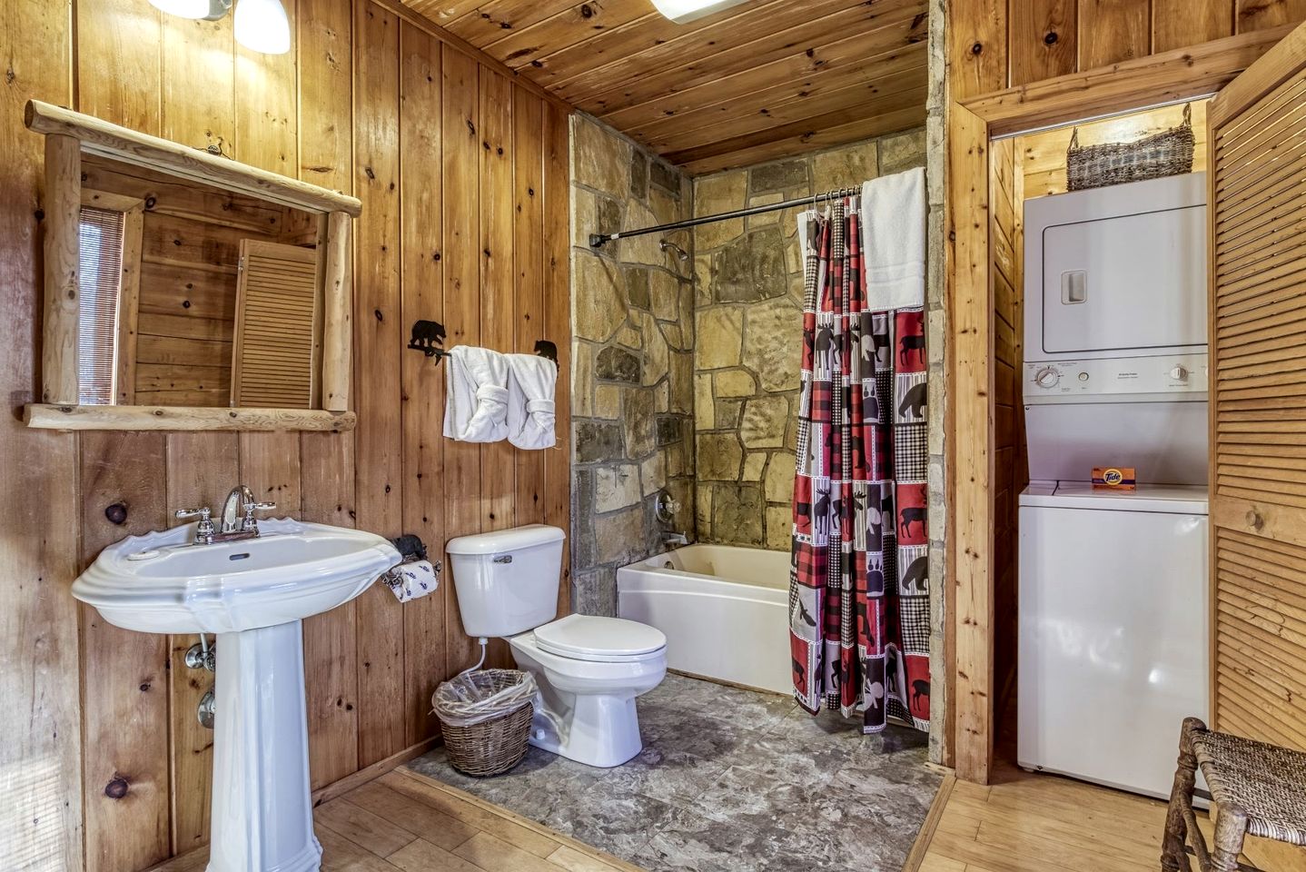 Secluded Rustic Cabin with Jacuzzi in Sevierville, Tennessee