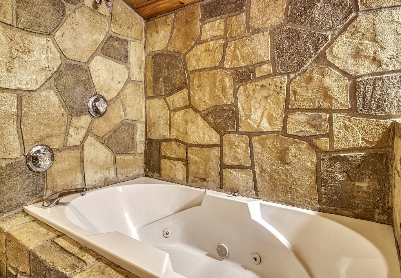 Secluded Rustic Cabin with Jacuzzi in Sevierville, Tennessee
