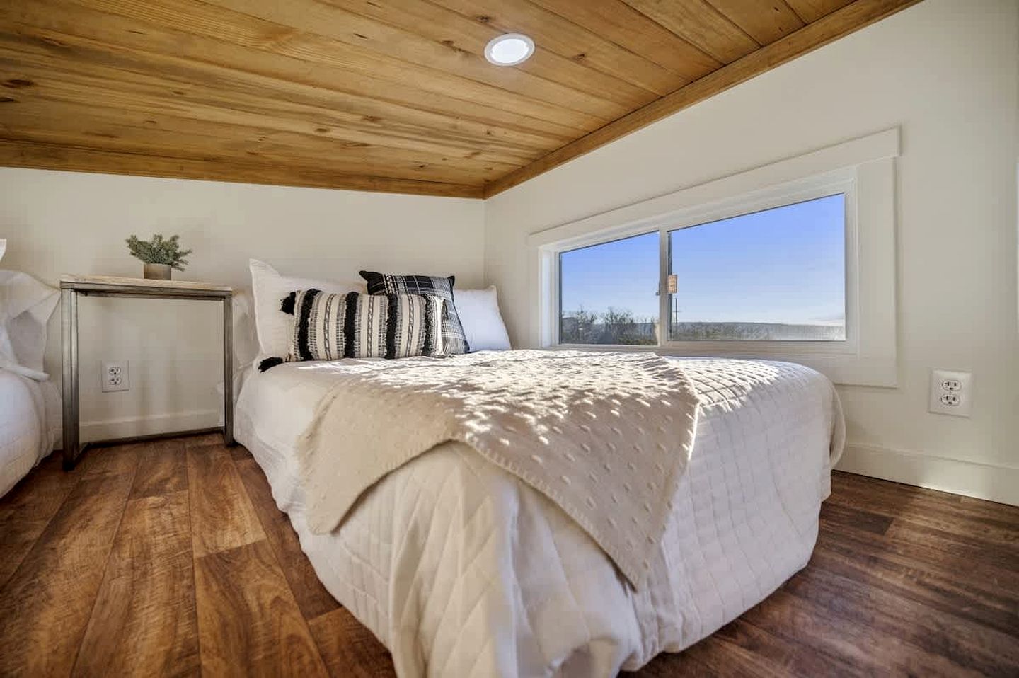 Serene Tiny Home Retreat with Sunrise Lake & Mountain Views in Pushmataha County, Oklahoma