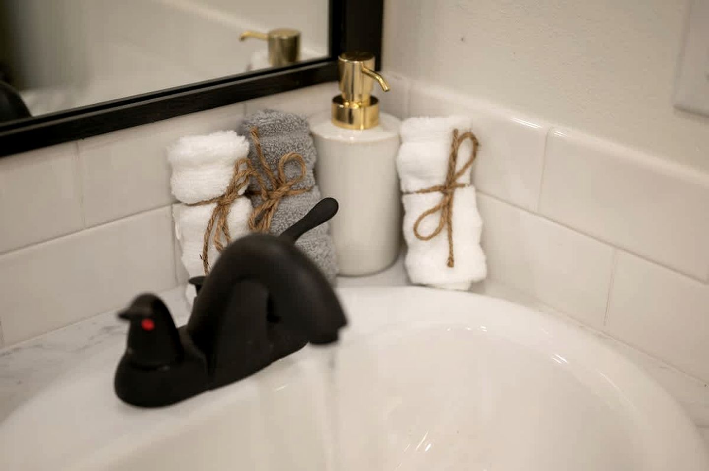 Serene Tiny Home Retreat with Sunrise Lake & Mountain Views in Pushmataha County, Oklahoma