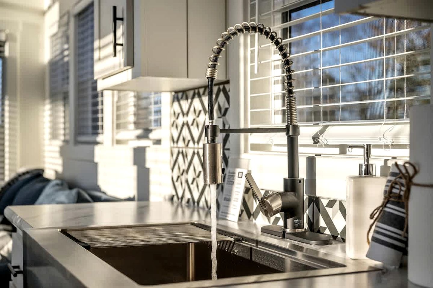 Serene Tiny Home Retreat with Sunrise Lake & Mountain Views in Pushmataha County, Oklahoma