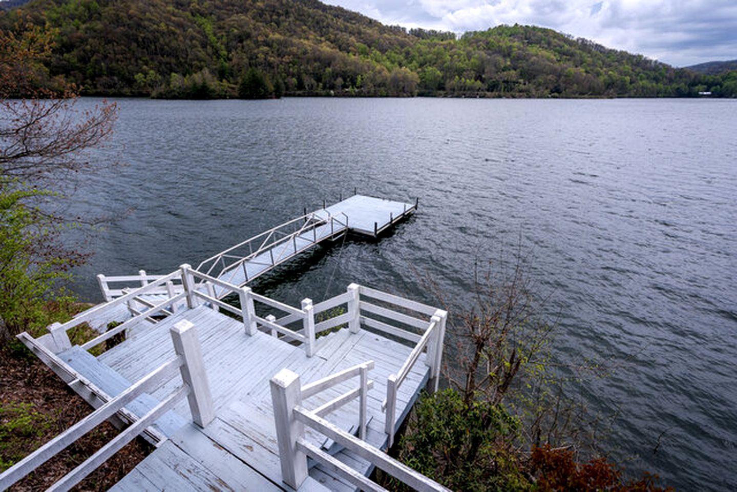 Secluded Lakefront Cabin with Private Dock on Lake Nantahala, Topton, North Carolina