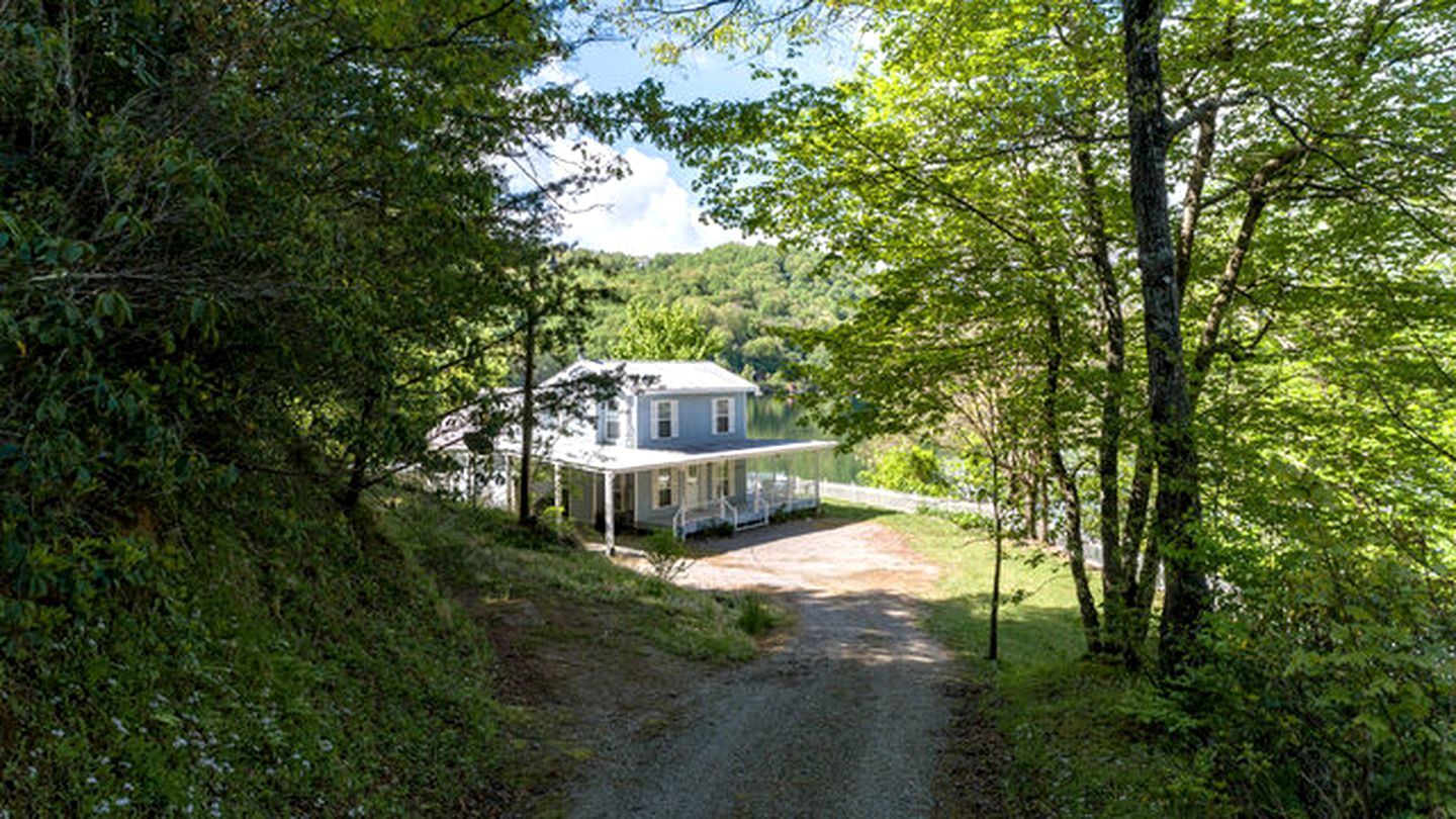 Secluded Lakefront Cabin with Private Dock on Lake Nantahala, Topton, North Carolina