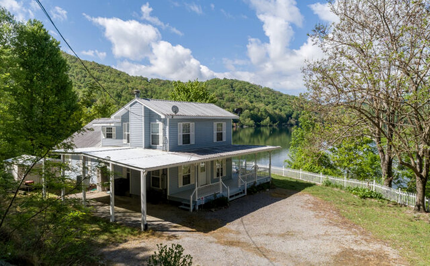 Secluded Lakefront Cabin with Private Dock on Lake Nantahala, Topton, North Carolina