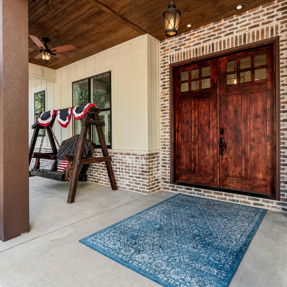 Secluded and Luxurious Lodge with Outdoor Pool on Private Property, Perfect for Large Groups in Eureka Springs, Arkansas