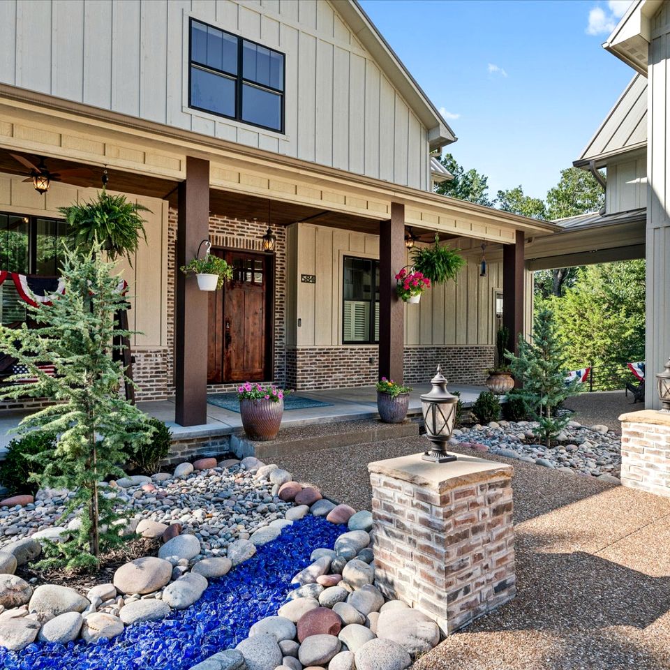 Secluded and Luxurious Lodge with Outdoor Pool on Private Property, Perfect for Large Groups in Eureka Springs, Arkansas