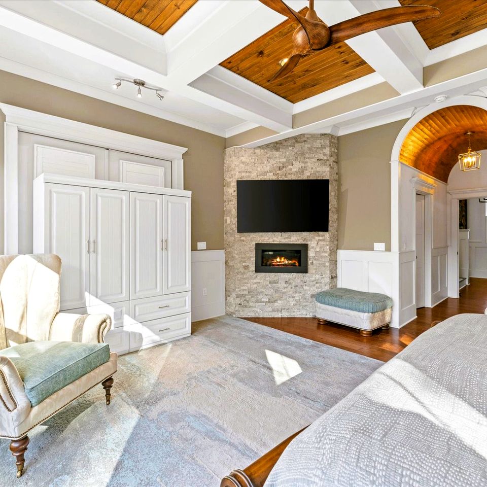 Secluded and Luxurious Lodge with Outdoor Pool on Private Property, Perfect for Large Groups in Eureka Springs, Arkansas