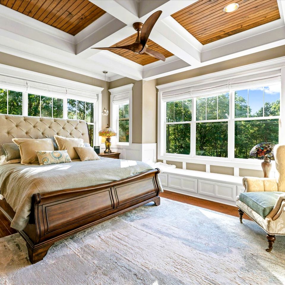 Secluded and Luxurious Lodge with Outdoor Pool on Private Property, Perfect for Large Groups in Eureka Springs, Arkansas