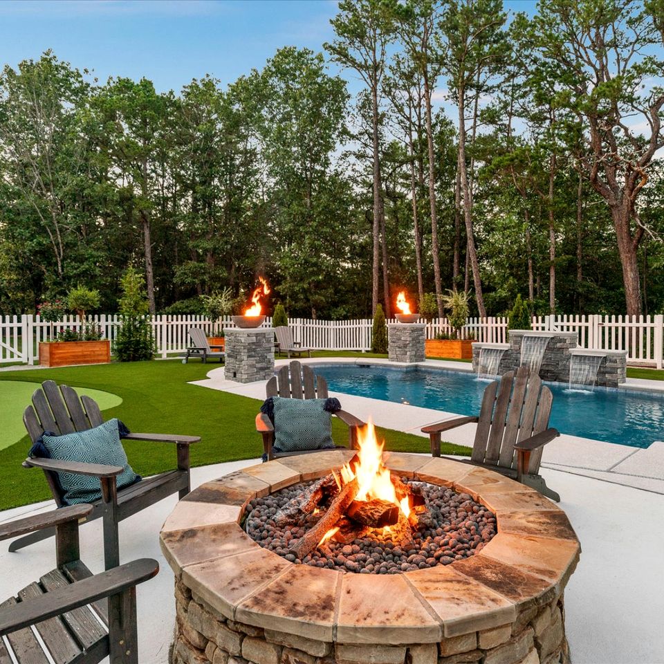 Secluded and Luxurious Lodge with Outdoor Pool on Private Property, Perfect for Large Groups in Eureka Springs, Arkansas