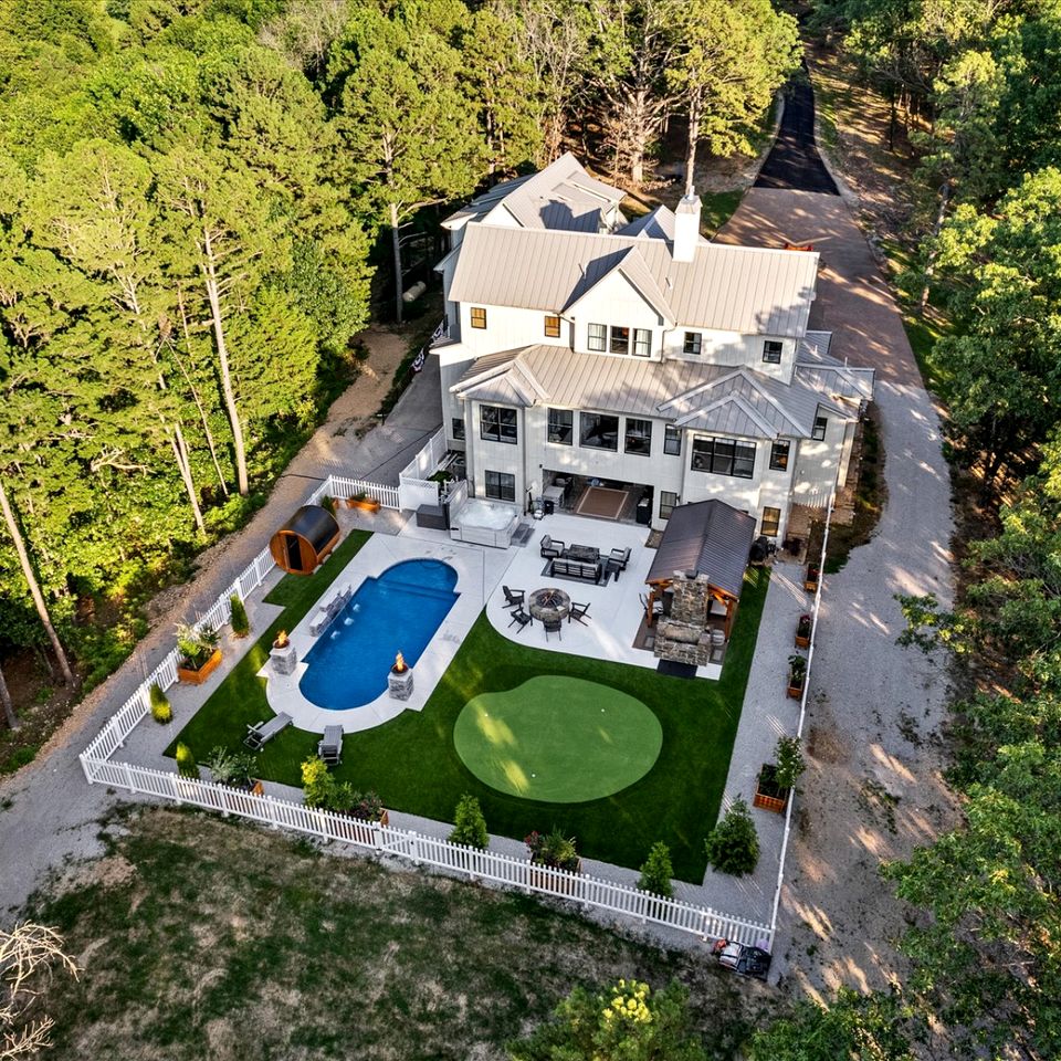 Secluded and Luxurious Lodge with Outdoor Pool on Private Property, Perfect for Large Groups in Eureka Springs, Arkansas