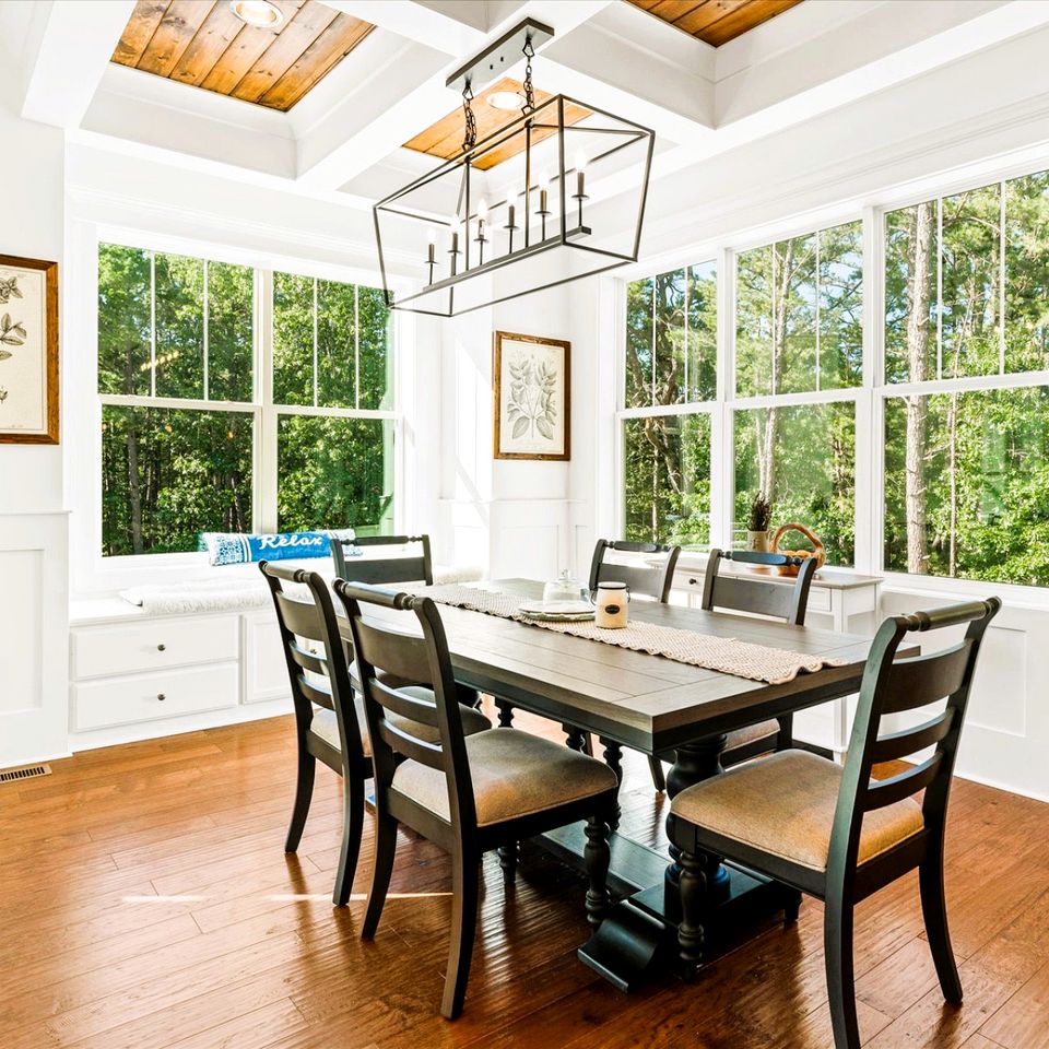 Secluded and Luxurious Lodge with Outdoor Pool on Private Property, Perfect for Large Groups in Eureka Springs, Arkansas