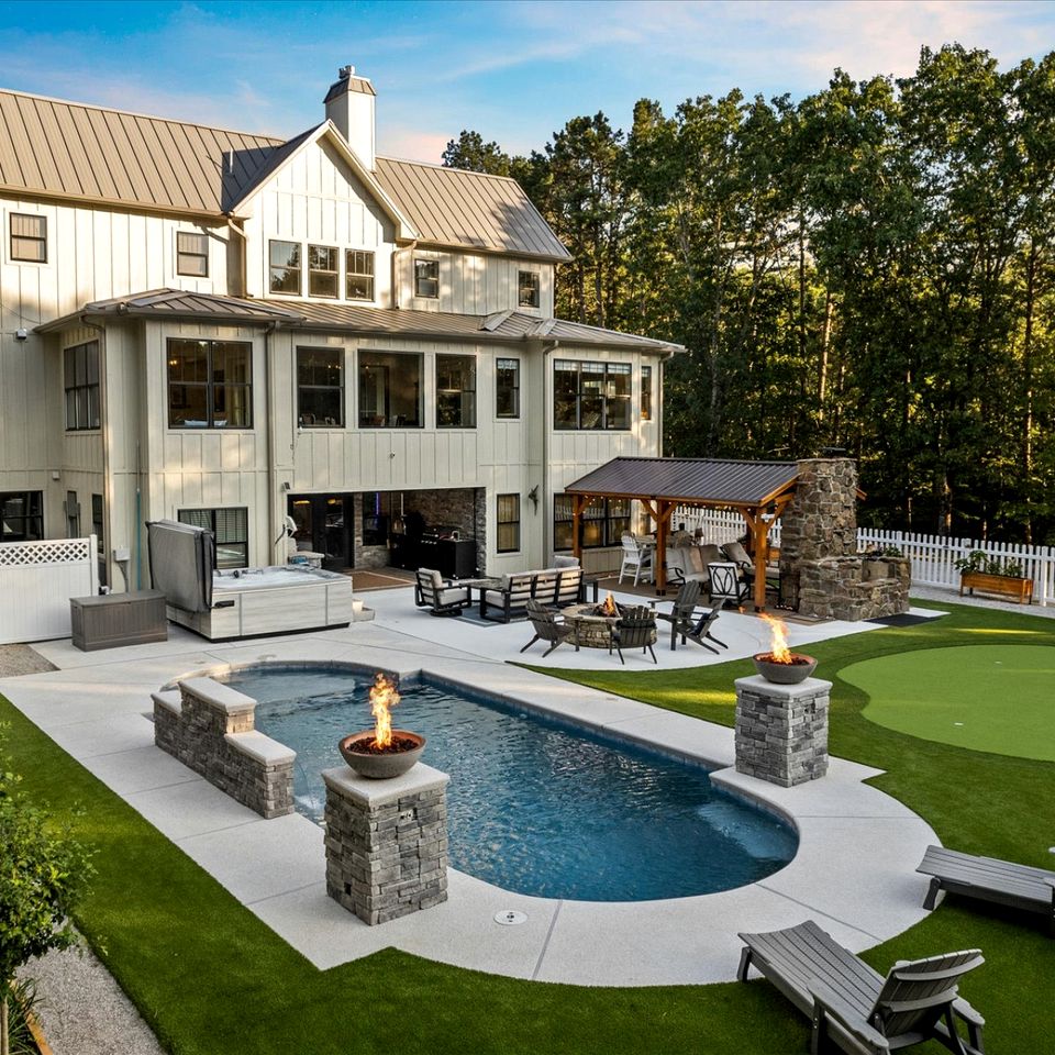 Secluded and Luxurious Lodge with Outdoor Pool on Private Property, Perfect for Large Groups in Eureka Springs, Arkansas