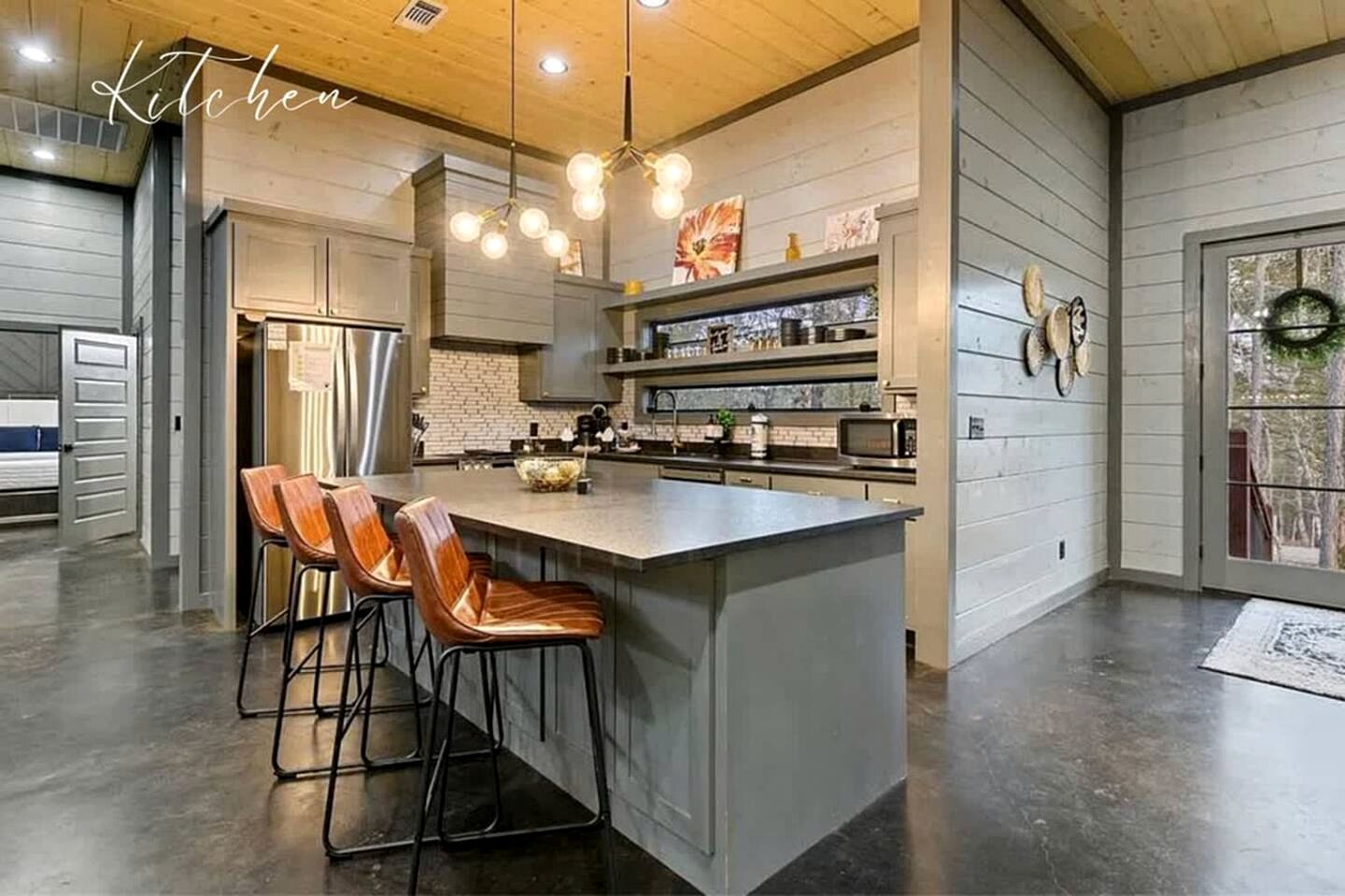 Secluded Luxury Cabin with Hot Tub & Fishing Pond Near Broken Bow Lake, Broken Bow OK