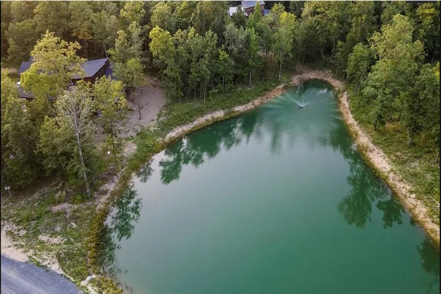 Secluded Luxury Cabin with Hot Tub & Fishing Pond Near Broken Bow Lake, Broken Bow OK