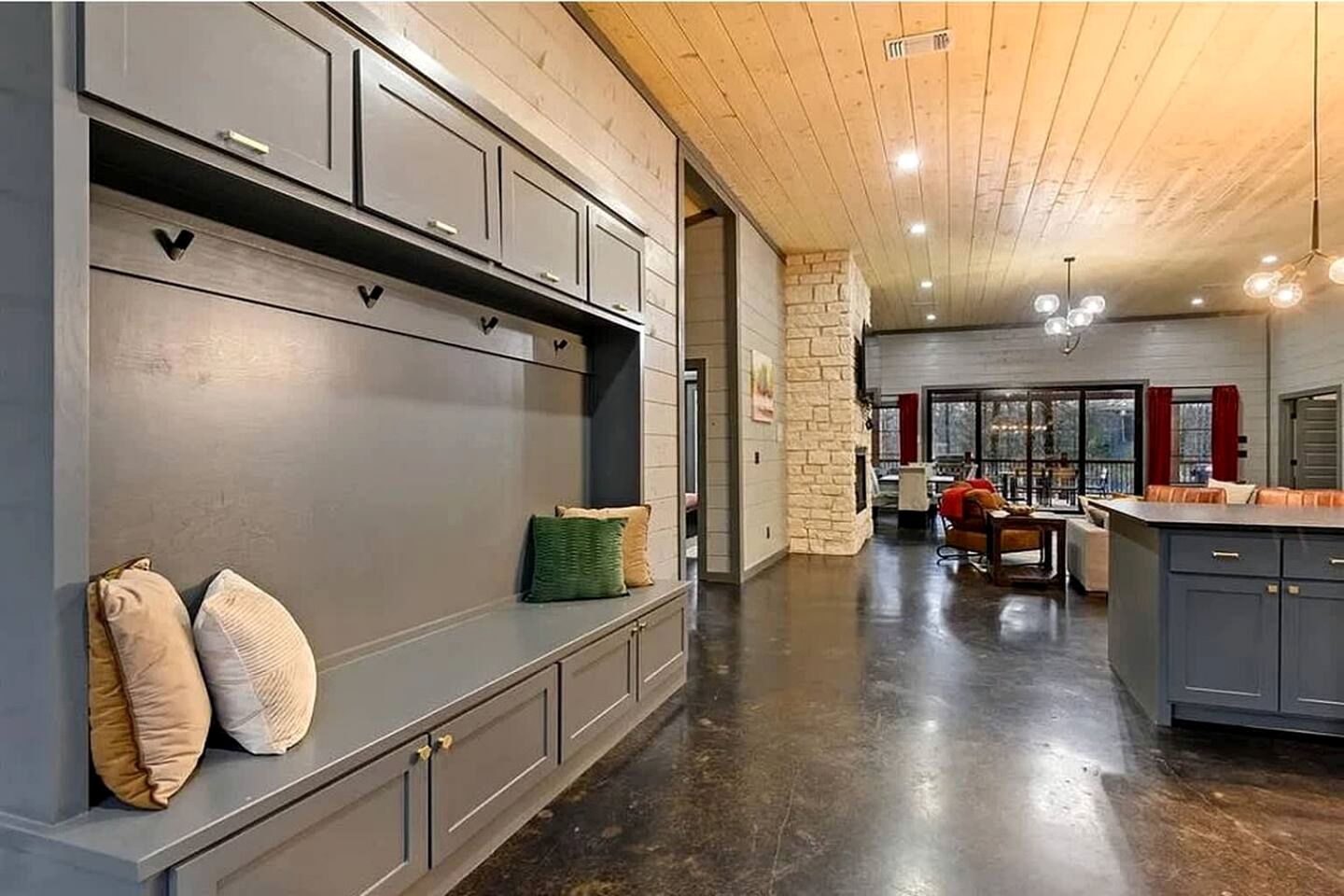 Secluded Luxury Cabin with Hot Tub & Fishing Pond Near Broken Bow Lake, Broken Bow OK