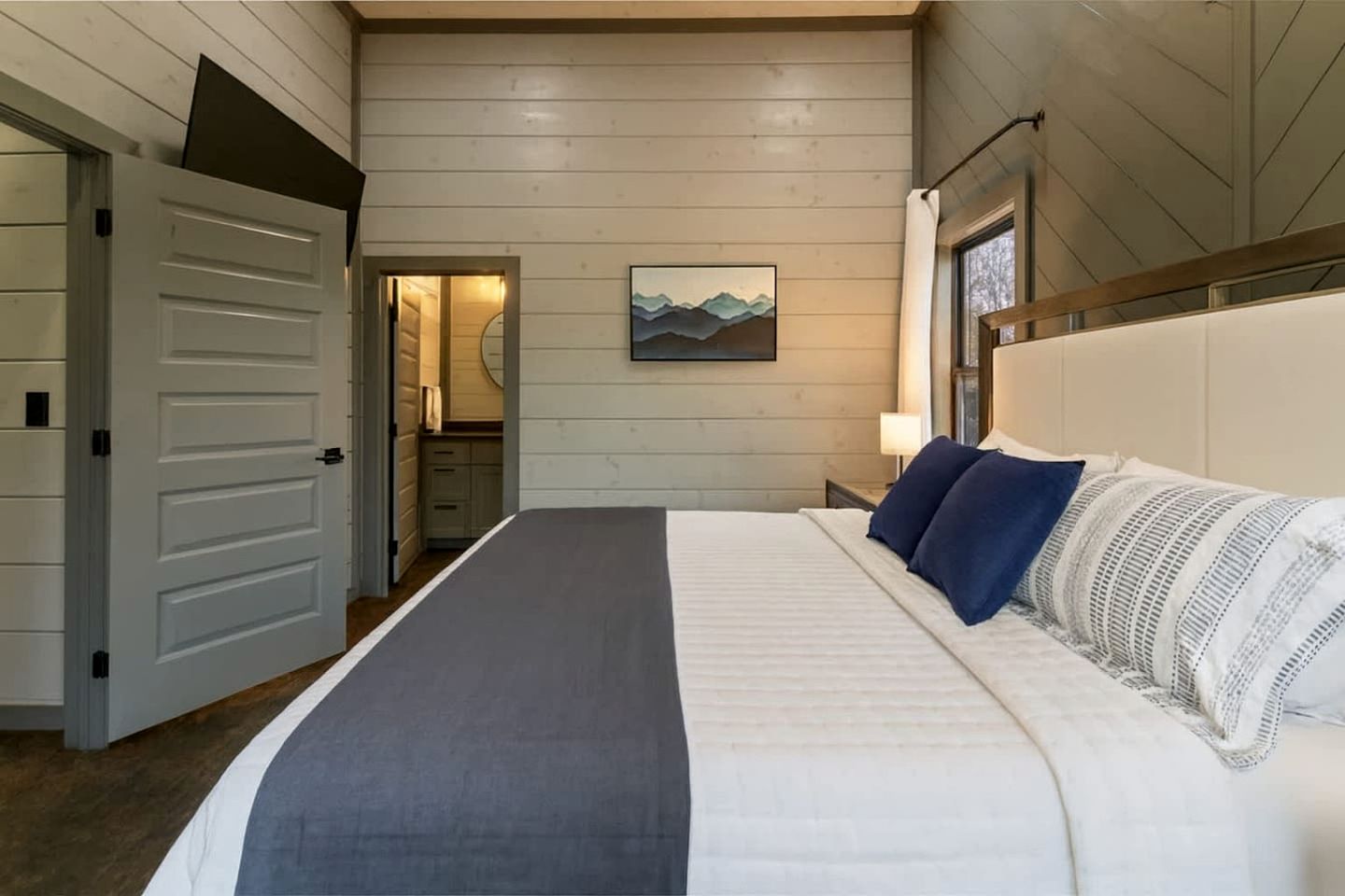 Secluded Luxury Cabin with Hot Tub & Fishing Pond Near Broken Bow Lake, Broken Bow OK