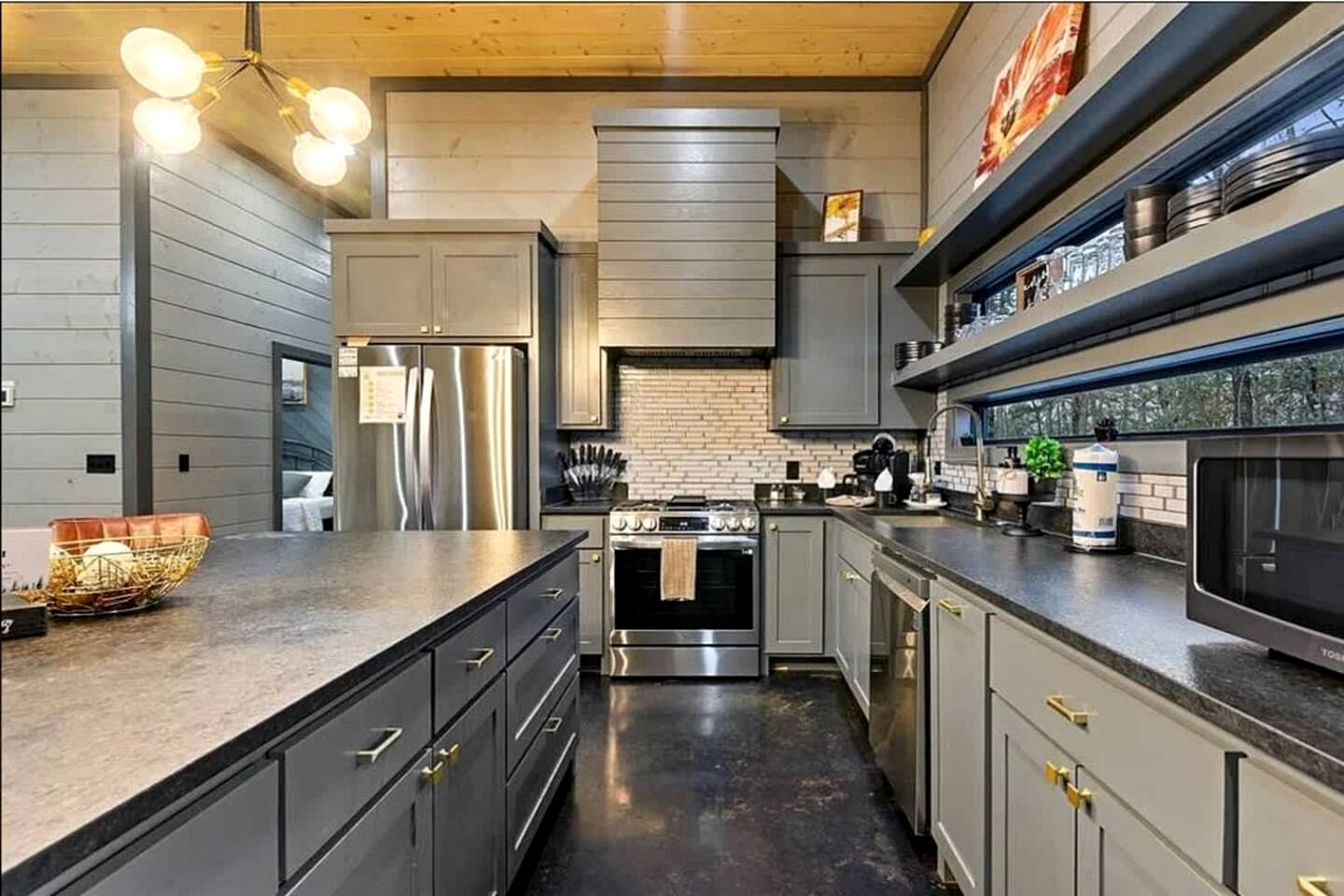 Secluded Luxury Cabin with Hot Tub & Fishing Pond Near Broken Bow Lake, Broken Bow OK