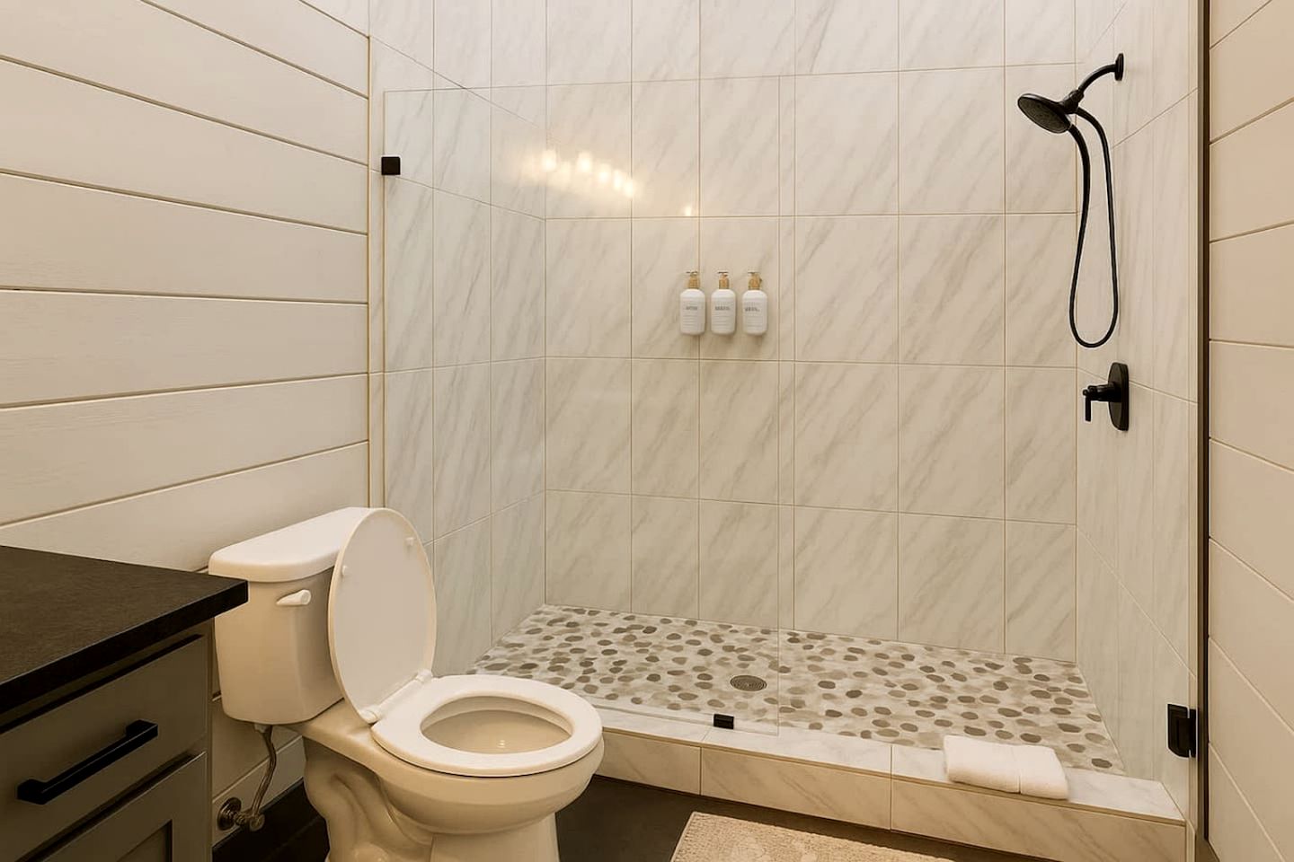 Secluded Luxury Cabin with Hot Tub & Fishing Pond Near Broken Bow Lake, Broken Bow OK