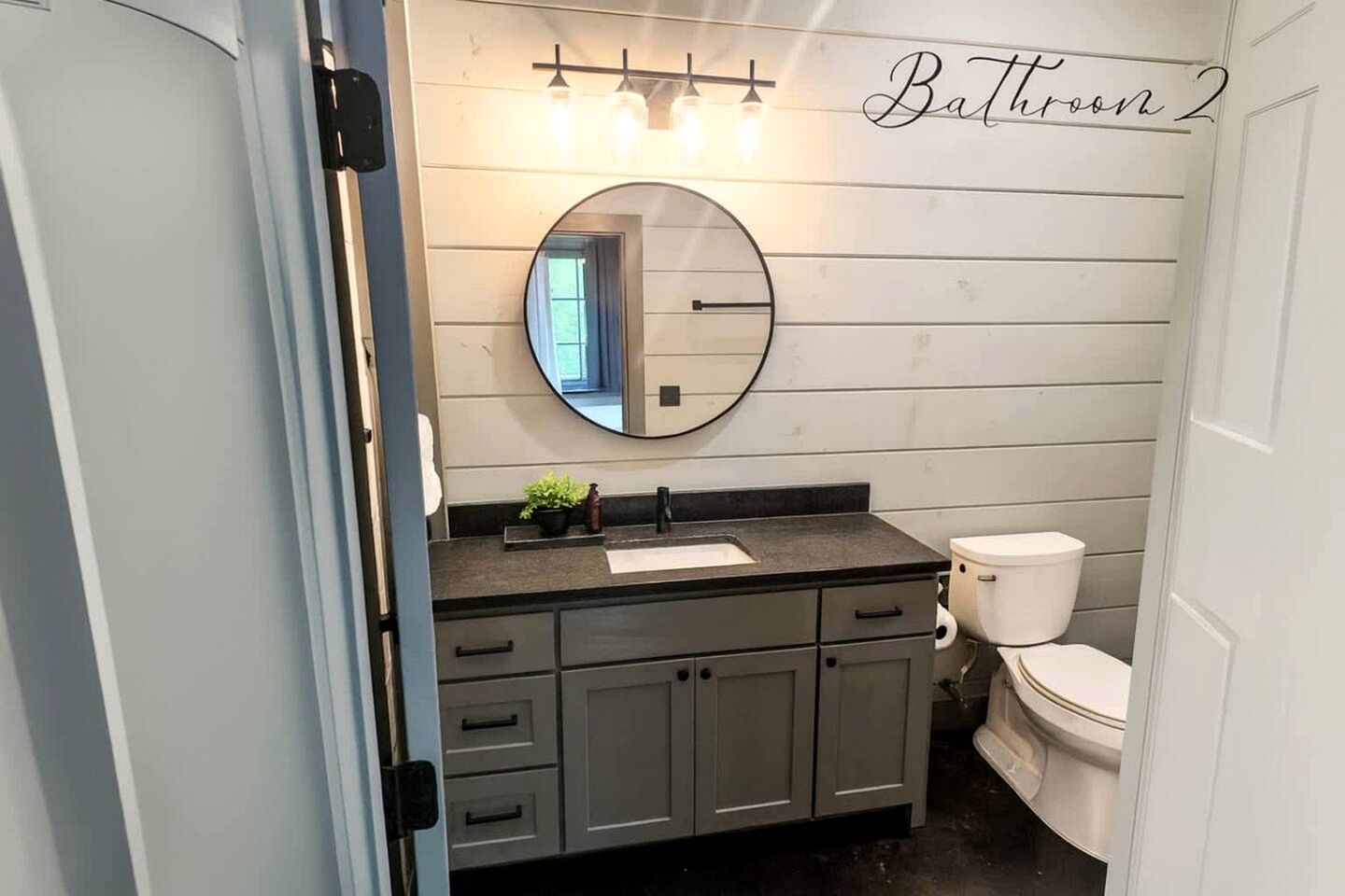 Secluded Luxury Cabin with Hot Tub & Fishing Pond Near Broken Bow Lake, Broken Bow OK