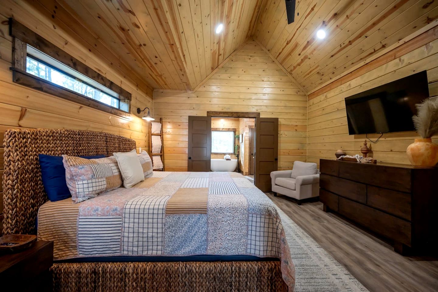Secluded Luxury Cabin with Hot Tub, Game Room & Fireplace Near Broken Bow Lake & Hochatown, Broken Bow OK