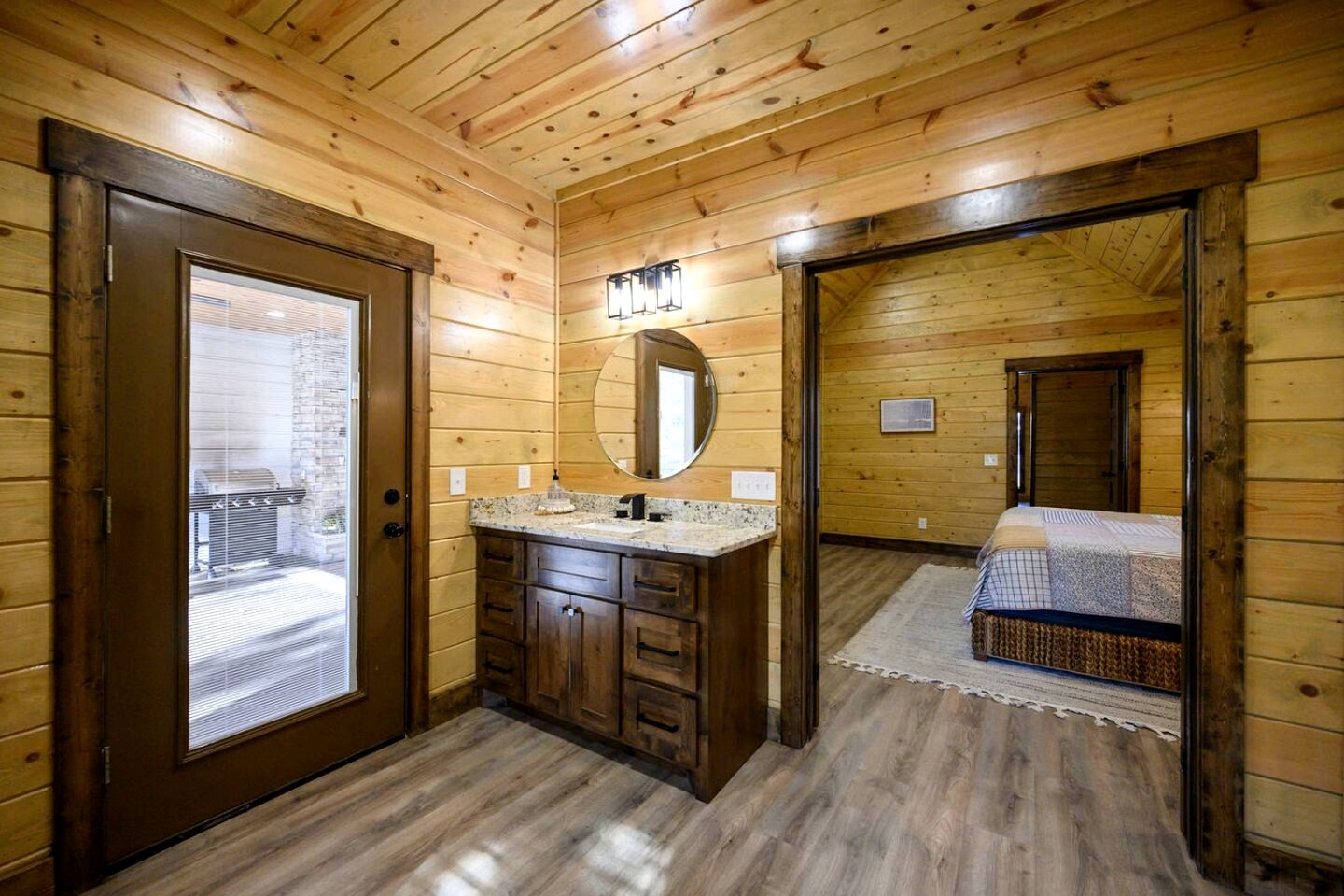 Secluded Luxury Cabin with Hot Tub, Game Room & Fireplace Near Broken Bow Lake & Hochatown, Broken Bow OK