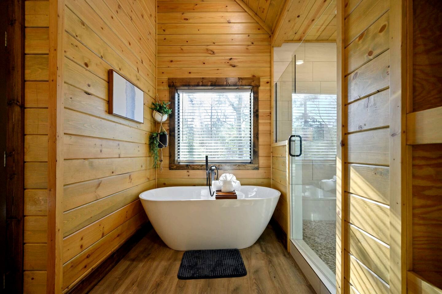 Secluded Luxury Cabin with Hot Tub, Game Room & Fireplace Near Broken Bow Lake & Hochatown, Broken Bow OK