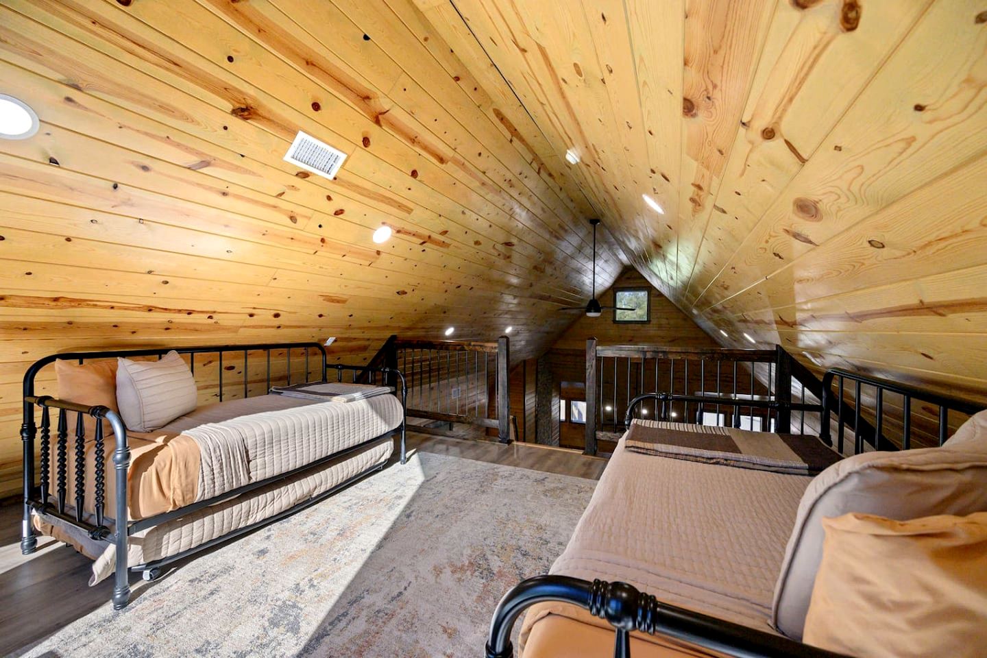Secluded Luxury Cabin with Hot Tub, Game Room & Fireplace Near Broken Bow Lake & Hochatown, Broken Bow OK