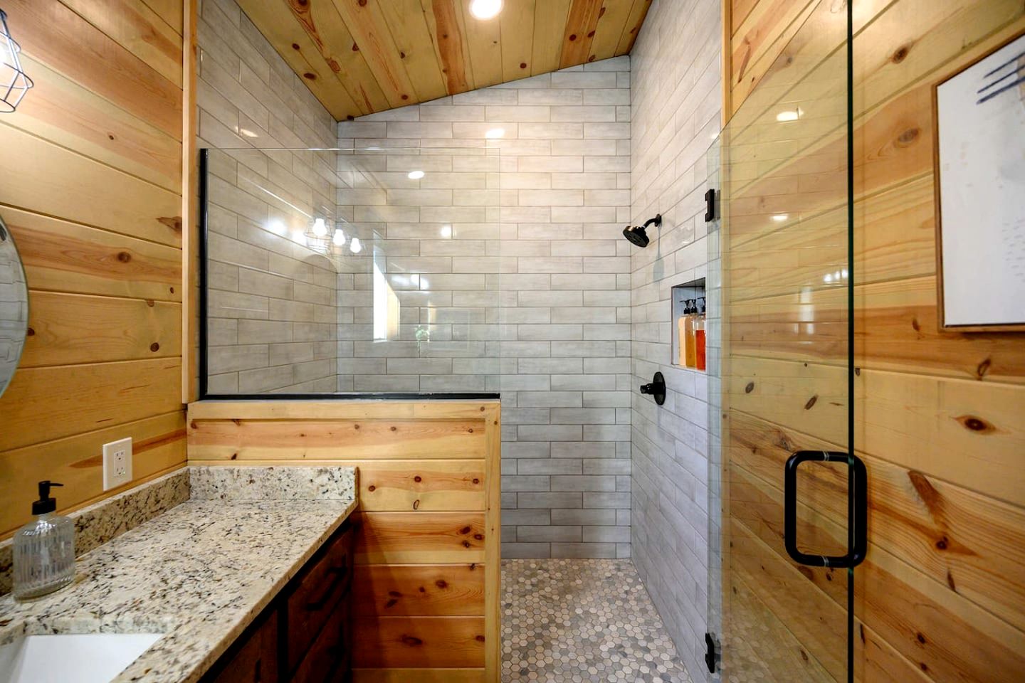 Secluded Luxury Cabin with Hot Tub, Game Room & Fireplace Near Broken Bow Lake & Hochatown, Broken Bow OK