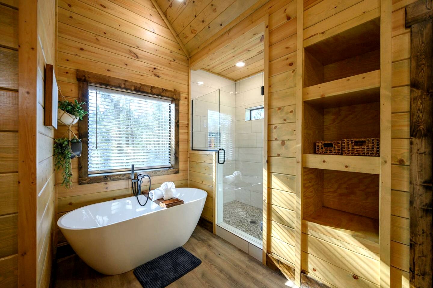 Secluded Luxury Cabin with Hot Tub, Game Room & Fireplace Near Broken Bow Lake & Hochatown, Broken Bow OK