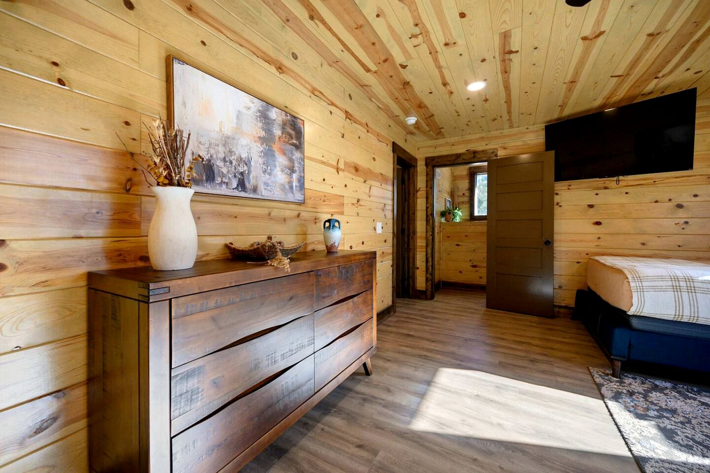 Secluded Luxury Cabin with Hot Tub, Game Room & Fireplace Near Broken Bow Lake & Hochatown, Broken Bow OK
