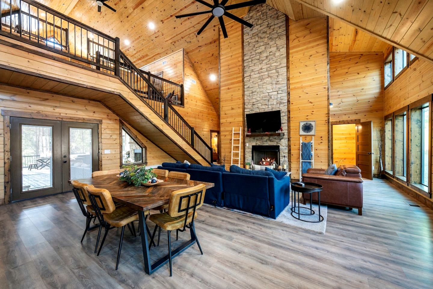 Secluded Luxury Cabin with Hot Tub, Game Room & Fireplace Near Broken Bow Lake & Hochatown, Broken Bow OK