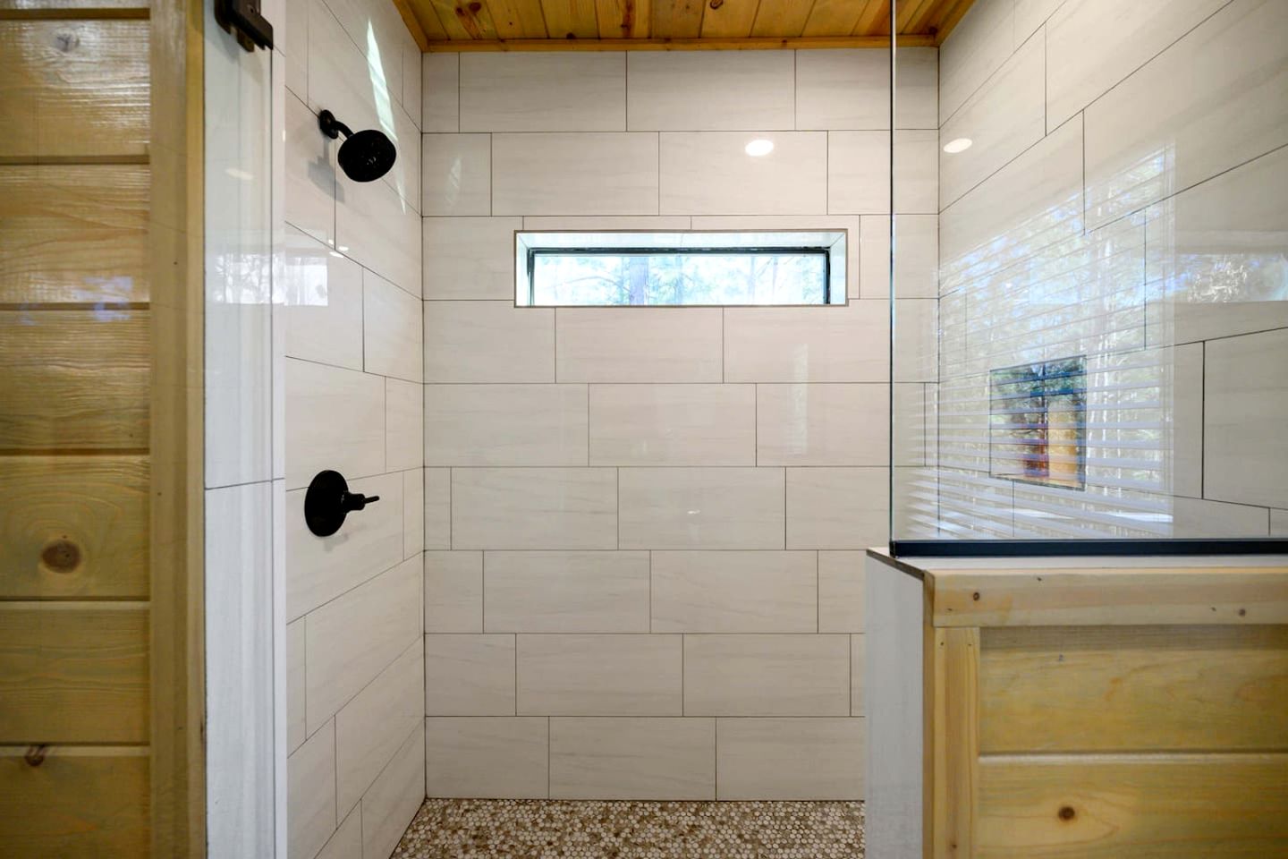 Secluded Luxury Cabin with Hot Tub, Game Room & Fireplace Near Broken Bow Lake & Hochatown, Broken Bow OK