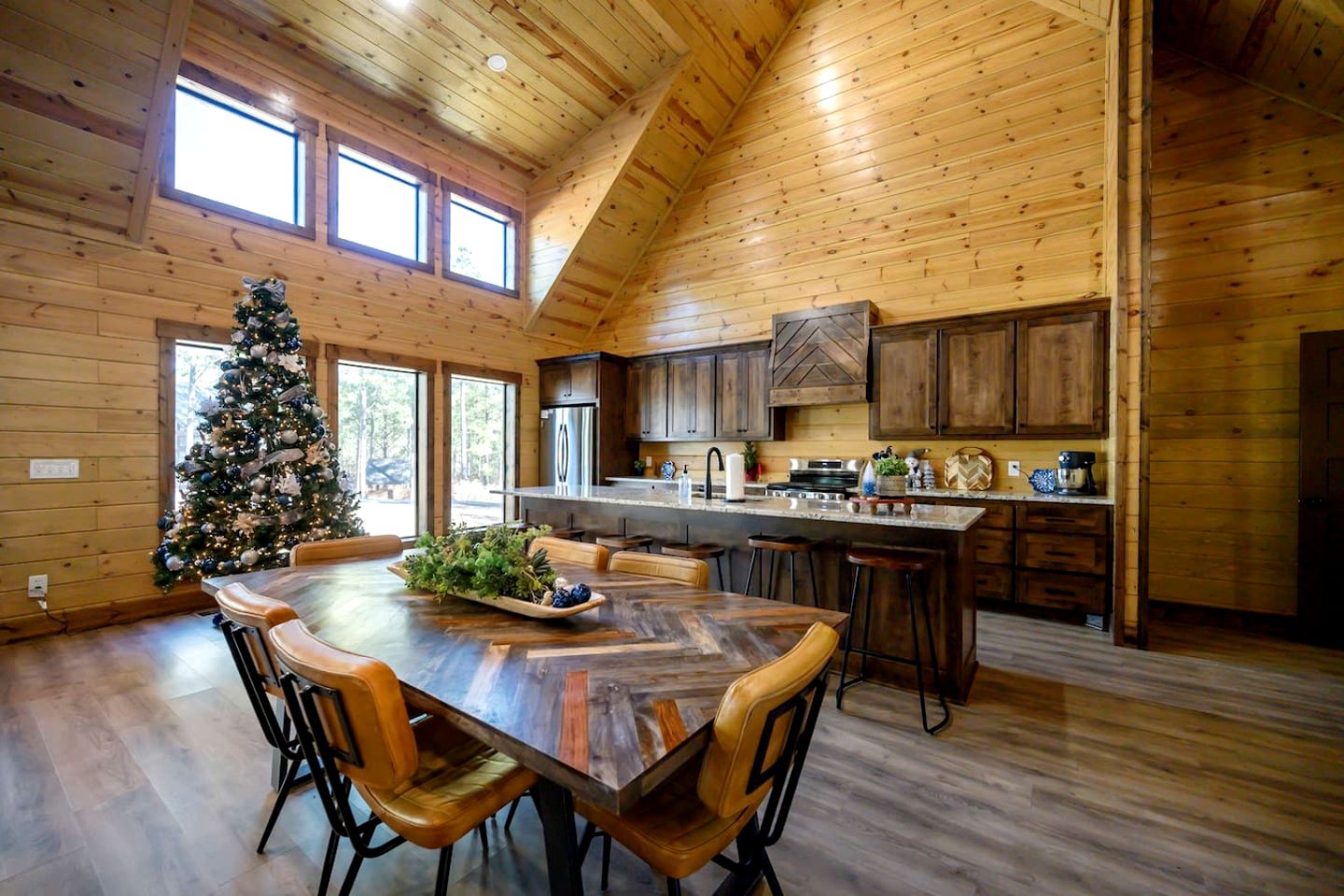 Secluded Luxury Cabin with Hot Tub, Game Room & Fireplace Near Broken Bow Lake & Hochatown, Broken Bow OK