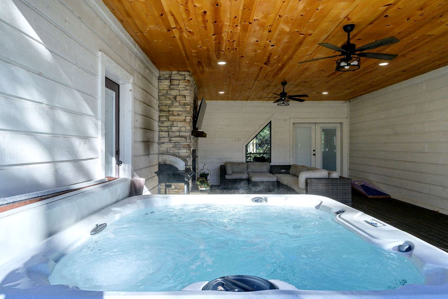 Secluded Luxury Cabin with Hot Tub, Game Room & Fireplace Near Broken Bow Lake & Hochatown, Broken Bow OK