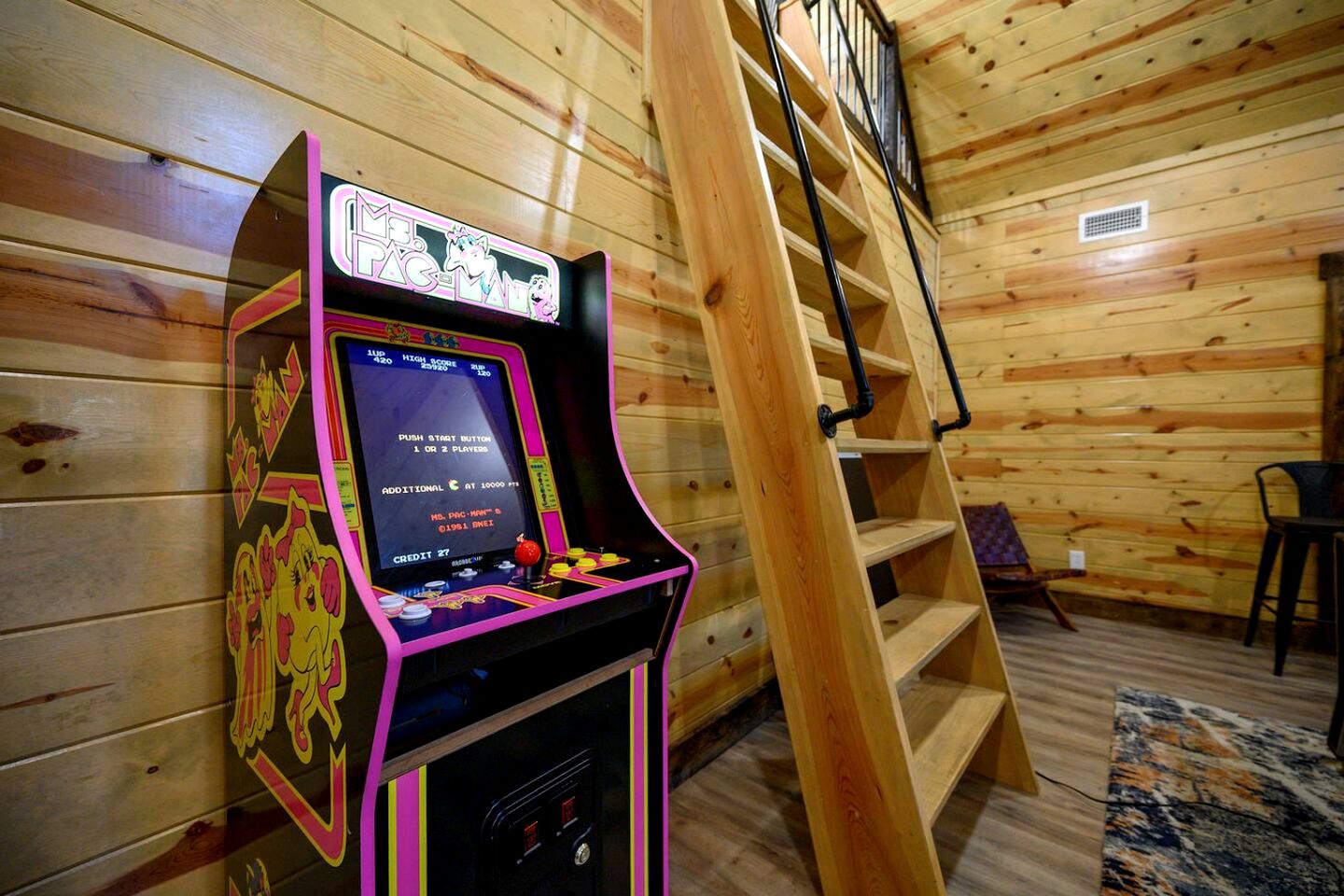 Secluded Luxury Cabin with Hot Tub, Game Room & Fireplace Near Broken Bow Lake & Hochatown, Broken Bow OK