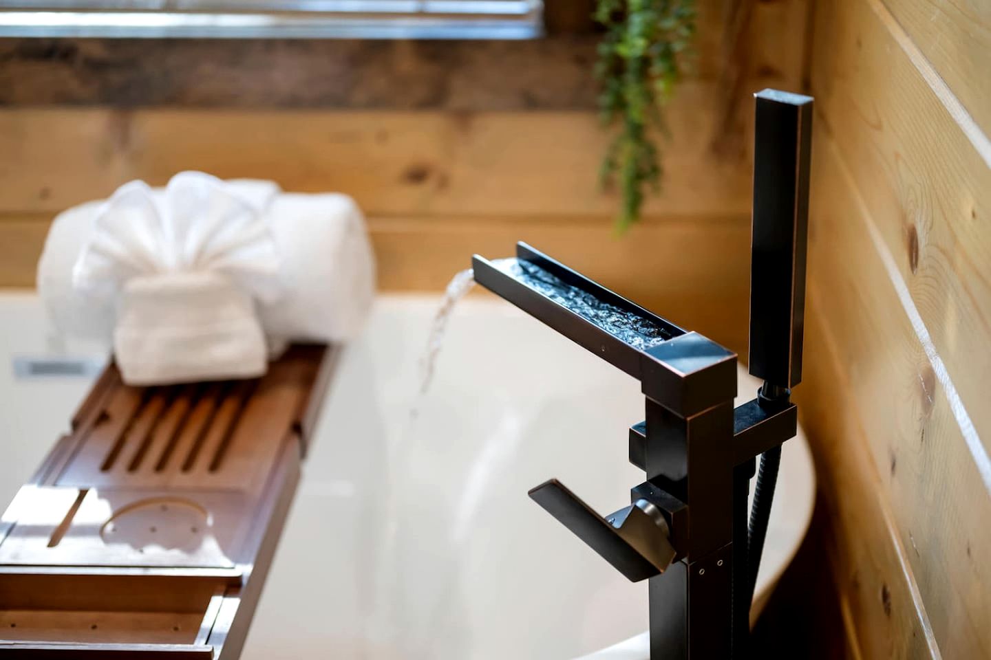 Secluded Luxury Cabin with Hot Tub, Game Room & Fireplace Near Broken Bow Lake & Hochatown, Broken Bow OK