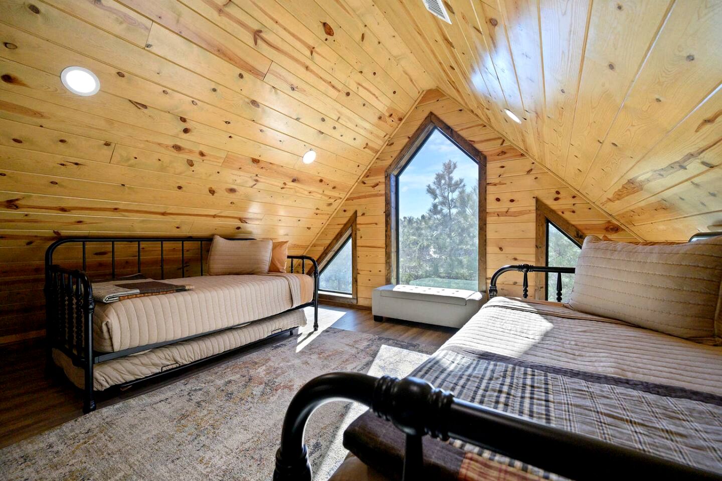 Secluded Luxury Cabin with Hot Tub, Game Room & Fireplace Near Broken Bow Lake & Hochatown, Broken Bow OK