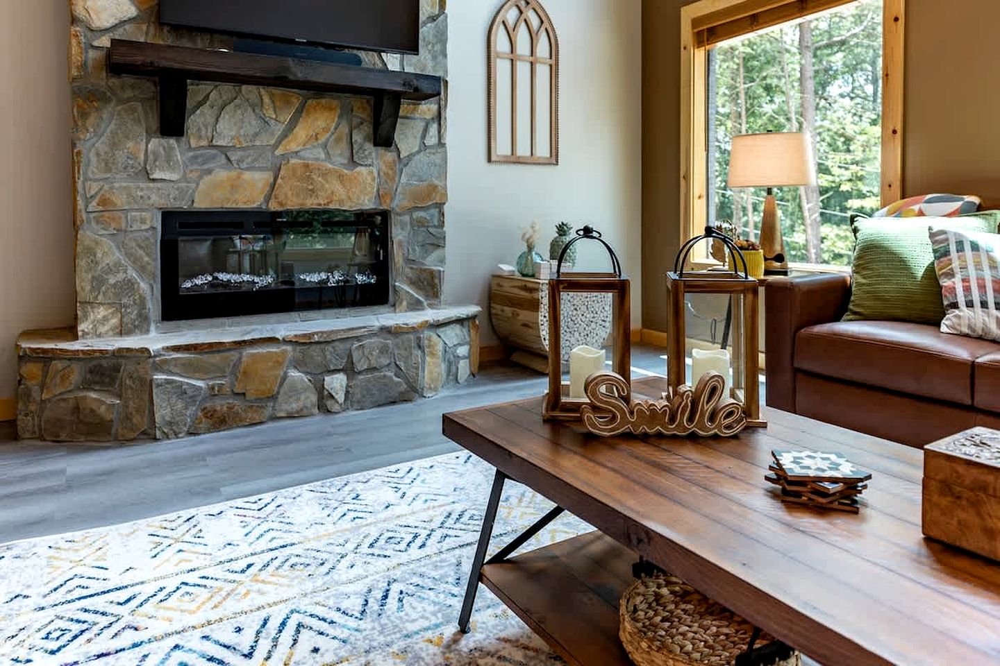 Secluded and Modern Cabin with Hot Tub near the Coosawattee River, Perfect for a Georgia Weekend Getaway