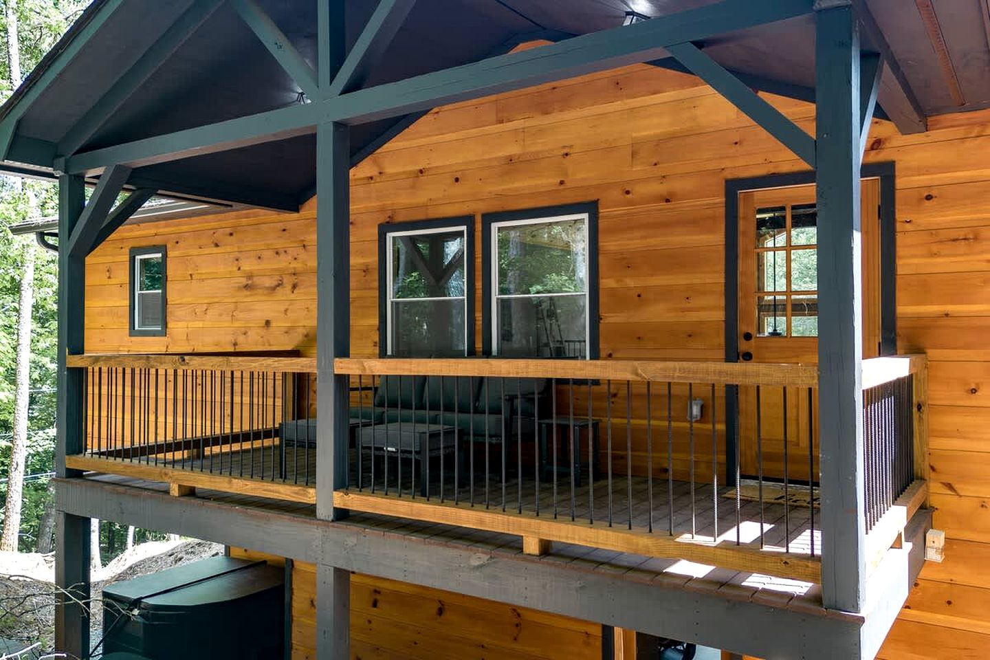 Secluded and Modern Cabin with Hot Tub near the Coosawattee River, Perfect for a Georgia Weekend Getaway