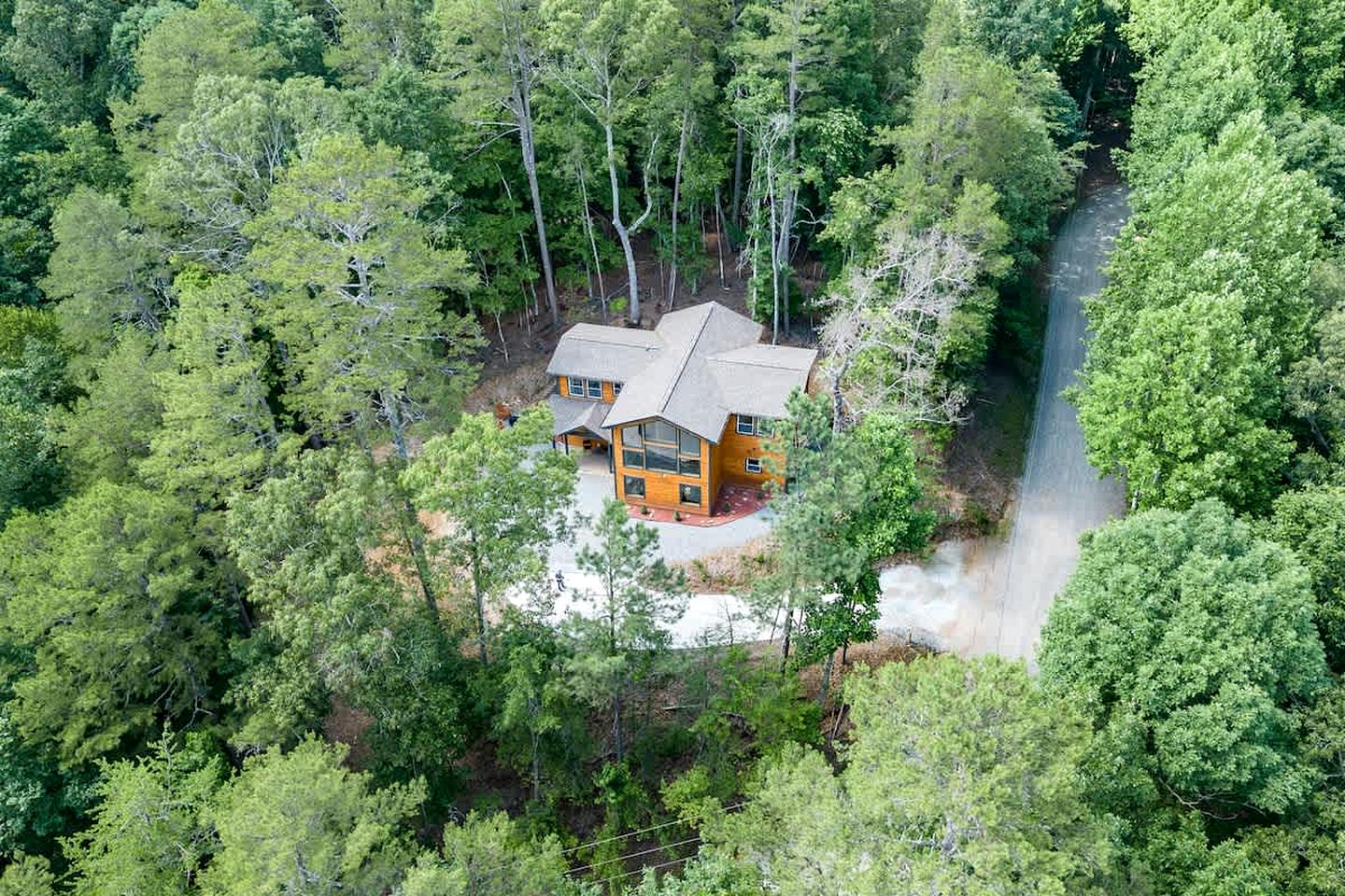 Secluded and Modern Cabin with Hot Tub near the Coosawattee River, Perfect for a Georgia Weekend Getaway