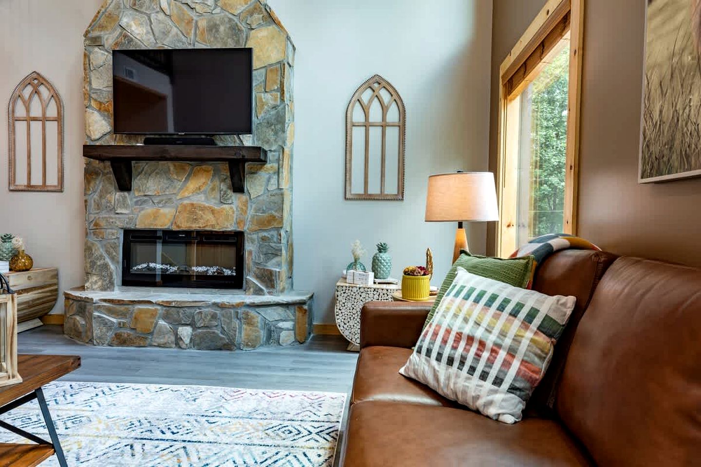 Secluded and Modern Cabin with Hot Tub near the Coosawattee River, Perfect for a Georgia Weekend Getaway