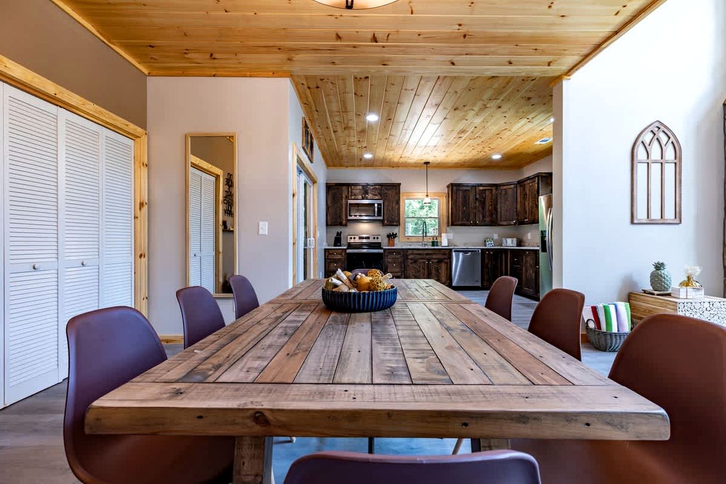 Secluded and Modern Cabin with Hot Tub near the Coosawattee River, Perfect for a Georgia Weekend Getaway