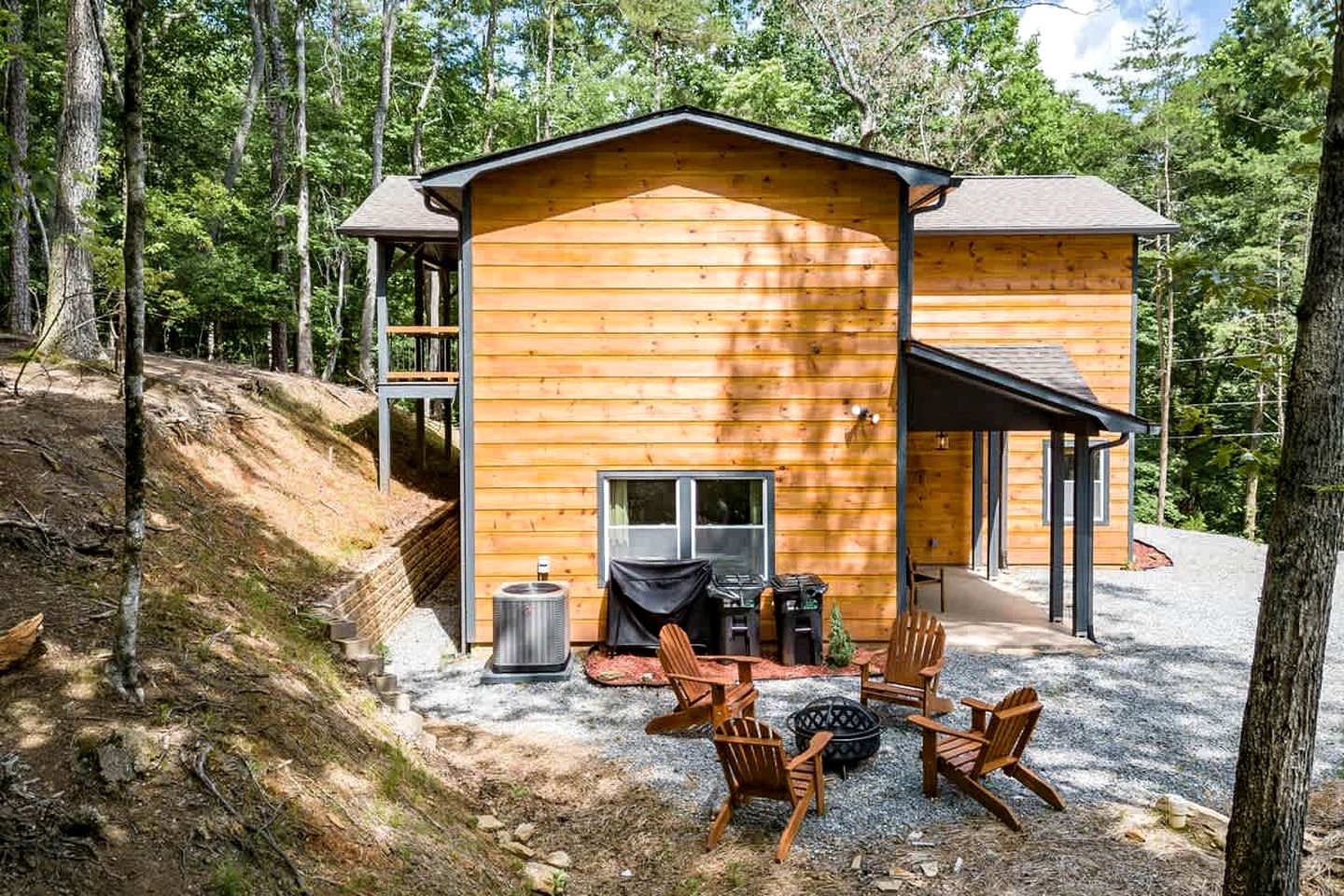 Secluded and Modern Cabin with Hot Tub near the Coosawattee River, Perfect for a Georgia Weekend Getaway