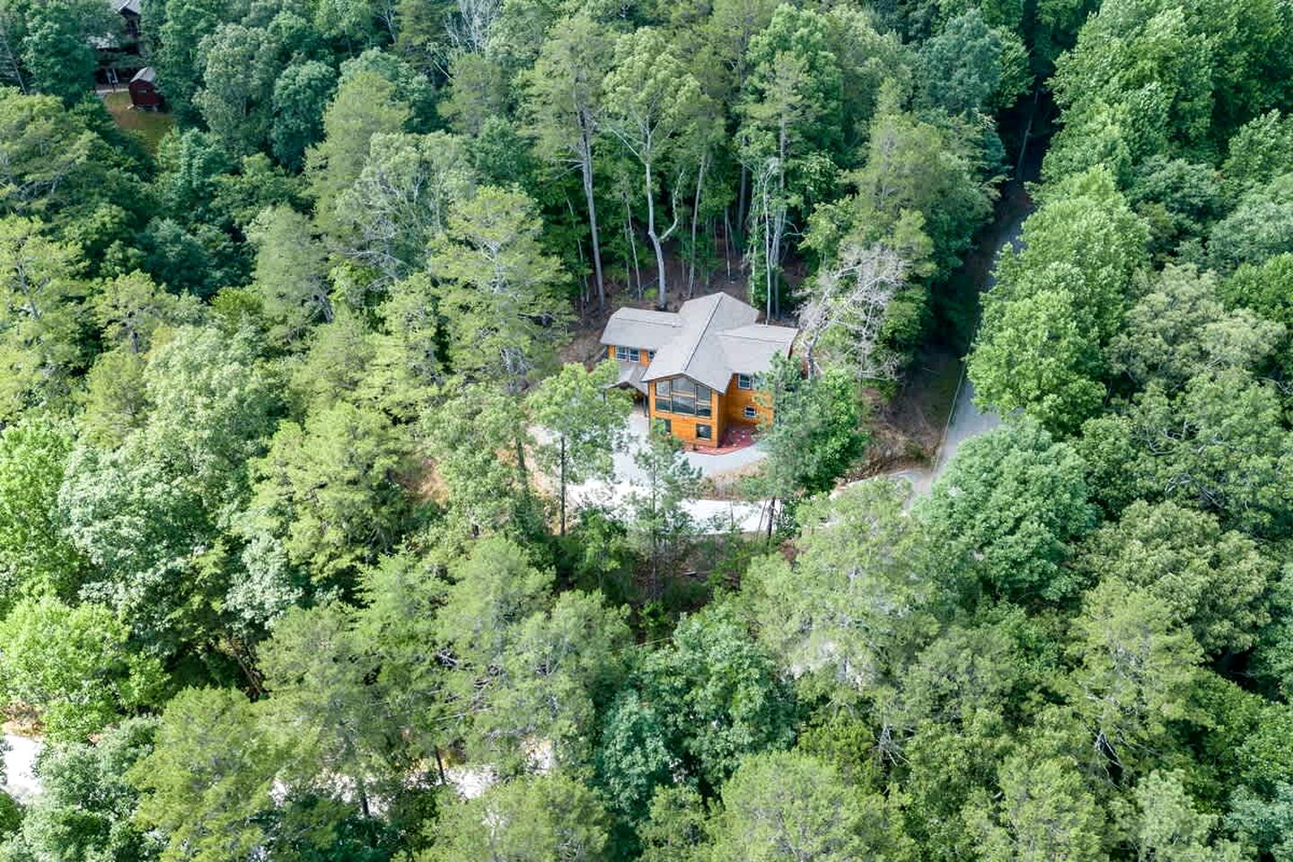 Secluded and Modern Cabin with Hot Tub near the Coosawattee River, Perfect for a Georgia Weekend Getaway